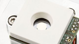 Die neu entwickelten 2D-Vektorscannermodule haben einen elektromagnetischem Antrieb und verbinden 2D-MEMS-Scannerspiegel mit Mikromontagetechnologien. (Bild: Sebastian Lassak)