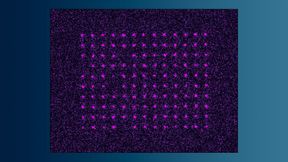 Das 10×13-Atomregister aus dem Projekt „Dinacq“ vom Startup Planqc aus Garching. 
 (Bild: Planqc für DLR QCI 2025 · CC BY-ND-NC 3.0)
