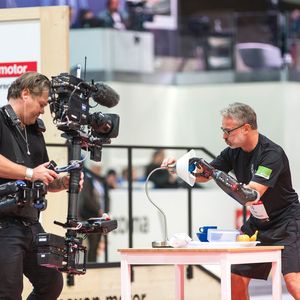 Die Athleten stellen ihre Geschicklichkeit beim Armprothesenparcours unter Beweis.