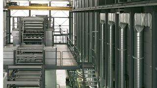 Die beiden Rotationsmaschinen im Überblick: Zusammen 68 Meter lang, 13 Meter hoch (17 Meter mit Rollenwechslern) und 1200 Tonnen schwer. (Archiv: Vogel Business Media)