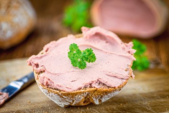 Das Hepatitis-E-Virus (HEV) ist eine Hauptursache der akuten Virushepatitis. Auch in Deutschland sind die gemeldeten Fälle in den letzten zehn Jahren stark angestiegen. Übertragen wird der Erreger über rohes Fleisch und verunreinigtes Wasser. (Symbolbild) Das Hepatitis-E-Virus (HEV) ist eine Hauptursache der akuten Virushepatitis. Auch in Deutschland sind die gemeldeten Fälle in den letzten zehn Jahren stark angestiegen. Übertragen wird der Erreger über rohes Fleisch und verunreinigtes Wasser. (Symbolbild)