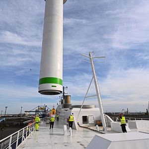 Sind die Verbindungen final und sitzen sicher, wird das Rotorsegel auf den Turm gestülpt, befestigt und mit der Systemsteuerung verbunden. (Bild:  Hytorc)