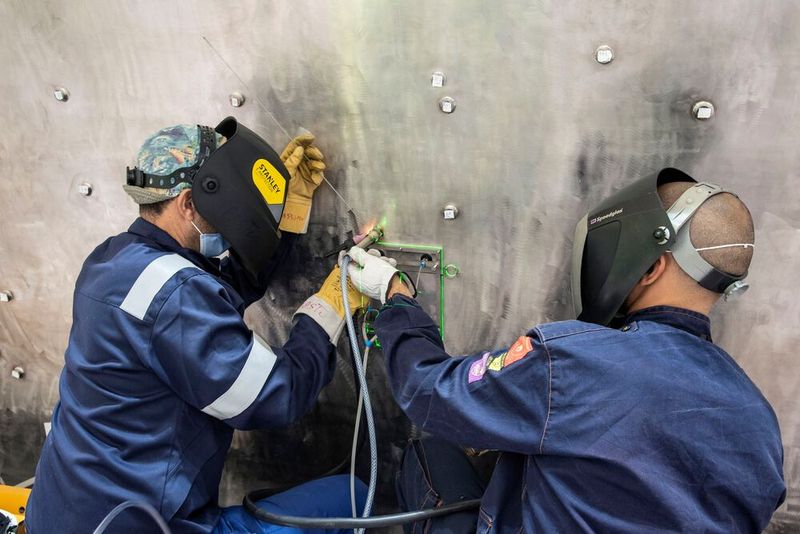 Laser projizieren Schweißnähte und Laserkonturen präzise direkt auf das Bauteil. (Bild: ITER Organisation)