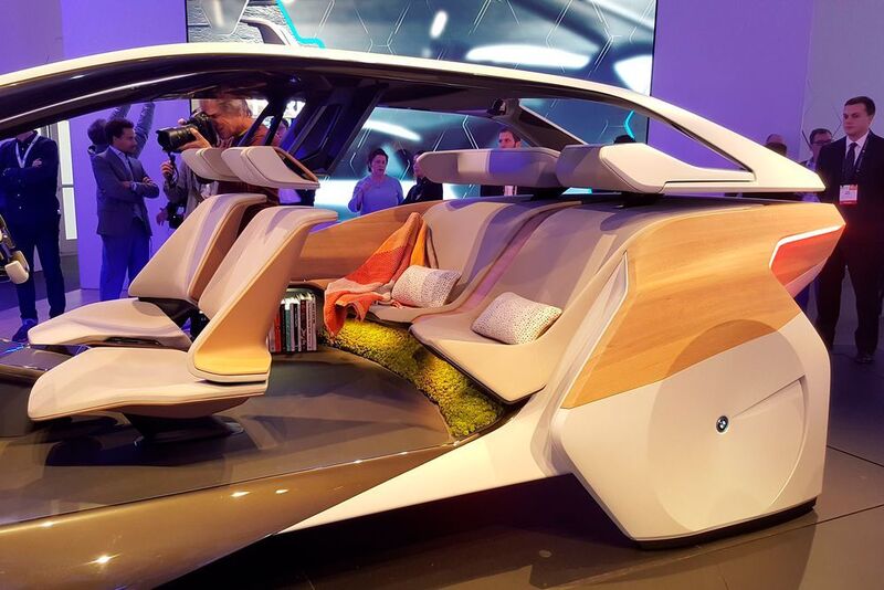 Denn bei den kommenden vollautonomen BMW-Modellen sollen es die Passagiere bequem haben. Die Mannschaft um Designworks-Chef Oliver Heilmer hat die Studie sogar mit 22 Büchern, zwei Kissen und einer Decke bestückt, während unter der Rückbank eine Moos-Landschaft wuchert. (Jens Meiners)