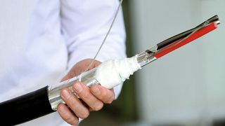 Zwischen dem Außenmantel und der Isolation der PSG Ex² Leitung wird eine Aluminiumfolie verseilt, um eine Aufladung des Außenmantels zu verhindern. (Bild: PSG Petro Service)