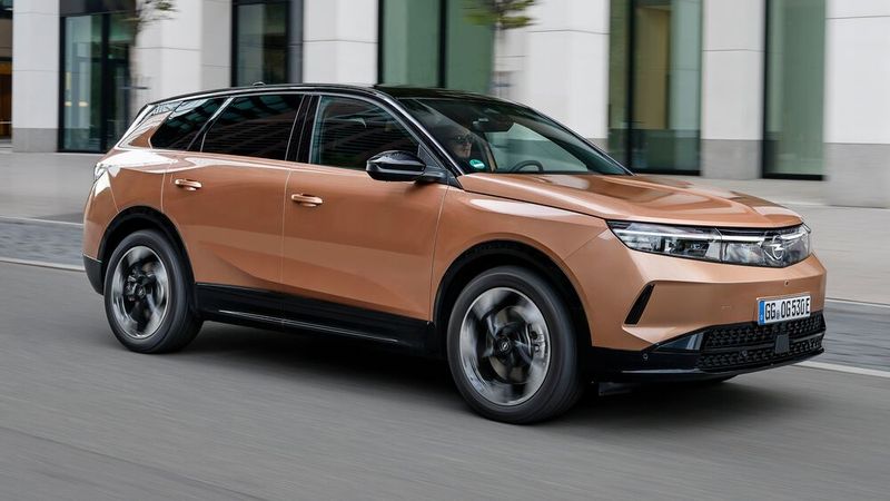 Der Opel Grandland ist auch elektrisch zu haben. (Bild: Opel)