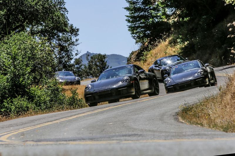 So alltagstauglich und komfortabel der Elfer sein will, ist er zuallererst immer noch ein Sportwagen mit reichlich Hummeln im Hintern, die endlich fliegen wollen. Und auf Straßen wie diesen kann man sie selbst in den USA mal fliegen lassen. (Bild: Porsche)
