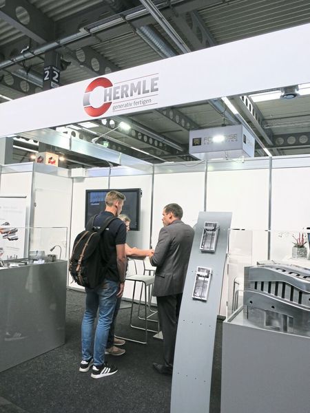 Auch eine Firma wie Hermle, bekannt für ihre Fräsmaschinen, befasst sich seit mehr als 10 Jahren mit der Entwicklung generativer Fertigungs- und Verfahrenstechniken. Bei der Hermle-MPA-Technologie (Metall-Pulver-Auftrag) handelt es sich um ein thermisches Spritzverfahren, bei dem Metallpulver schichtweise zu soliden Festkörpern kompaktiert werden.  (Schäfer / Devicemed)