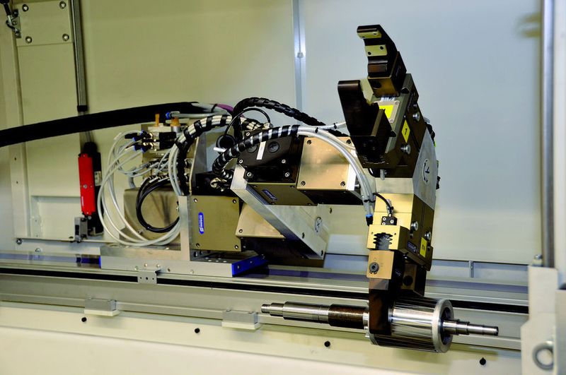 Bild 2: Eine Sideboard-Variante des Laders sorgt für die schnelle Be- und Entladung von symmetrisch und asymmetrisch gespannten Werkstücken.  Bild: Mikromat (Archiv: Vogel Business Media)