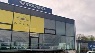 Opel in einem Volvo-Betrieb – warum nicht? In der Realität finden sich auch gerne mal vier oder fünf Fabrikate aus unterschiedlichen Konzernen am gleichen Standort. (Bild: Mauritz – VCG)