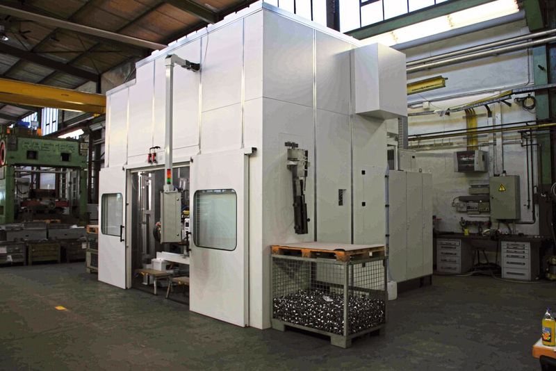 Um die Rüstzeiten zu verkürzen und die Ausbringungsmenge zu erhöhen, hat die Karl Klink GmbH den Hochleistungs-Kugelkäfig-Stanzautomaten RT-HLKK1000 entwickelt.  (Bild: Karl Klink)