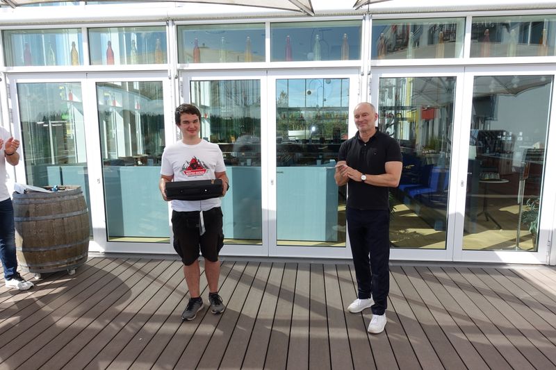 Ein 15-Jähriger erhält den Sonderpreis für die kreativste Alternativlösung und bekommt ein Razer-Laptop von Prof. Dr. Gordon Thomas Rohrmair überreicht.“ (IT-BUSINESS)