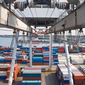 In modern crane systems, laser distance sensors continuously measure the position of the main girder and the movement of the trolley. The position data is transmitted digitally to the control system via IO-Link, where it is evaluated. (Source: Micro-Epsilon Messtechnik GmbH & Co. KG)