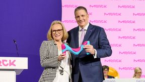 Belen Garijo (links) übergibt symbolisch den Staffelstab an Kai Beckmann (rechts). (Bild: Merck)