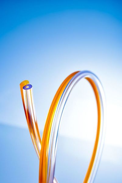 Die beiden Medizintechnik-Marken Novoplast Schlauchtechnik und Fleima Plastic gehören zur Masterflex Group. Auf der Medtec präsentieren sie einen neuen Doppelschlauch, den Twin House. Es handelt sich um einen Zweikammerschlauch, den es zunächst als PVC- und PU-Variante gibt. Varianten aus thermoplastischen Elastomeren (TPE) sollen folgen. Die Schläuche können variabel konfiguriert werden und sind somit für verschiedene Einsatzzwecke verwendbar. Sie transportieren Substanzen wie Gase, flüssige Medikamente oder Nahrung. Mit ihrer Hilfe können beispielsweise unterschiedliche Medikamente über einen Zugang appliziert werden. (Masterflex)