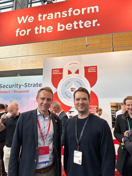 Bei Alexander Ernst und Maximilian Koob (Cancom) gab es nicht nur Security Tipps, sondern auch einen Hot Dog Stand, der bei den Besuchern sehr begehrt war. (Bild: Vogel IT-Medien GmbH)