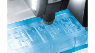 Fig. 1: Biostampa su chip microfluidico: le cellule vive vengono incorporate nell’idrogel e dosate con precisione. (Bild: Festo SE & Co. KG)