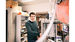 Mickael L. Perrin in seinem Labor bei der Forschung an Graphen-Nanobändern. (Empa)