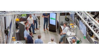 Teilnehmer einer Führung durch die IoT-Dauerausstellung. (Bild: Wago)