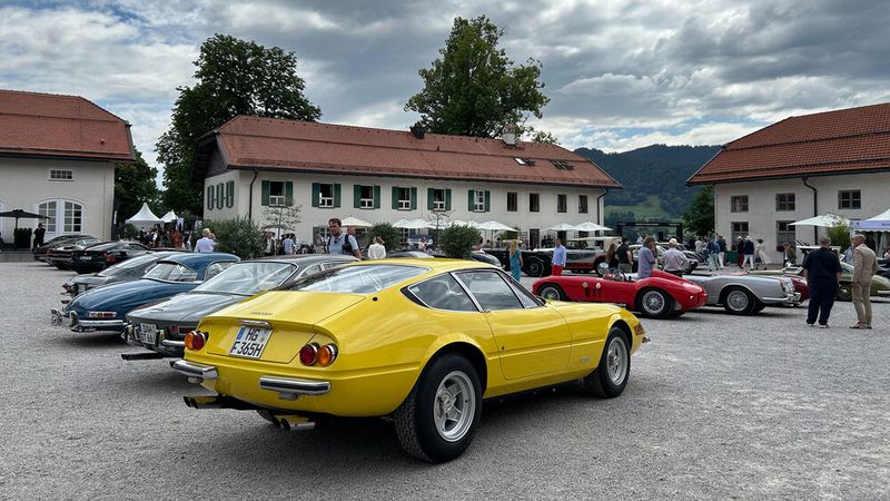 Im Vordergrund ein Ferrari 365 GTB/4 „Daytona“. Der Spitzname geht auf den Dreifachsieg dieser Baureihe beim 24-Stunden-Rennen von Daytona 1967 zurück. (Bild: Peter Diehl)