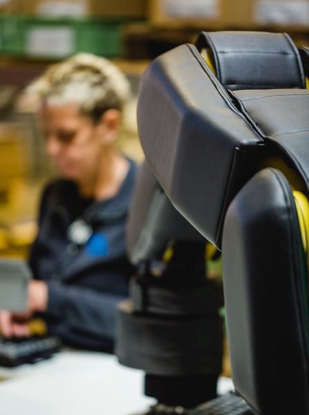 Gerade bei schwerbehinderten Mitarbeitern kann die Kooperation die Chance bieten, Arbeiten zu erledigen, die zuvor wegen körperlicher Einschränkungen gar nicht möglich waren. (Ludmilla Parsyak/Fraunhofer IAO)