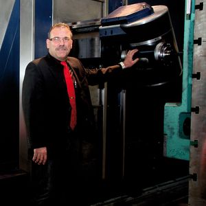 Karlheinz Weiß, geschäftsführender Gesellschafter der Weiß Metallbau GmbH in Neuenstadt-Stein: „Hohe Dynamik verbessert beim Fräsen komplexer Großwerkzeuge die Konturtreue, zudem kann der Fräser optimal angestellt werden.“ Bild: Kuttkat