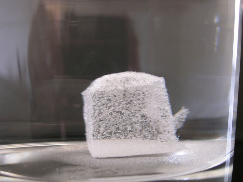 Plasmabehandlung kann Oberflächen deutlich verändern, wie dieses Beispiel eines Zuckerwürfels mit jetzt wasserabweisender Oberfläche zeigt. (Wohlers)