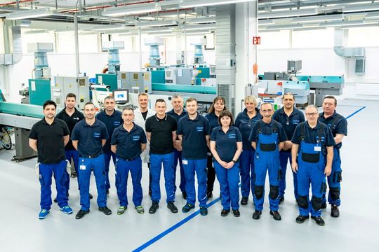 Das sind einige der neuen Mitarbeiter bei der Dr. Fritz Faulhaber GmbH, die sich zu ihrem 75. Geburtstag ein besonderes Geschenkt gemacht hat: die Integration des Drehteilespezialisten PDT Präzisionsteile mit seinen 34 Mitarbeitern. Lesen Sie, warum man das gemacht hat...(Bild:  Faulhaber)