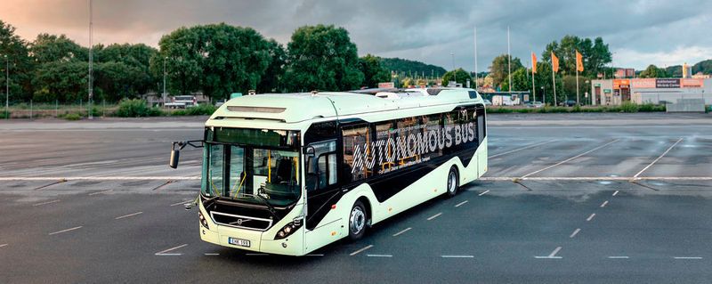 Autonomer Bus für Göteburg – Erstmals stellt die Volvo Bus Corporation einen autonom fahrenden, vollelektrischen Bus vor. Volvo hat den autonomen, 12 Meter langen Omnibus für eine sanfte Fahrweise konstruiert, sodass der Fahrbetrieb energiesparend, umweltfreundlich und wirtschaftlich erfolgen kann. Er soll den Fahrgästen eine sichere und komfortable Fahrt bieten und ist deshalb so programmiert, dass er sowohl beim Anfahren als auch beim Anhalten sanft und weich beschleunigt bzw. abbremst. (Volvo)