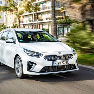 Als erster Hersteller bringt Kia einen Hybrid-Kombi mit Stecker in der Kompaktklasse: den Ceed Sportswagon Plug-in-Hybrid.(Bild:  Kia)