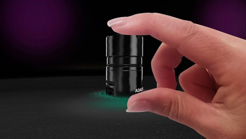 Eine technische Herausforderung bei LWIR ist die Wärmeentwickler der Kamera an sich. Die Software muss den Störeinfluss herausrechnen.  Auf der Messe zeigt Peleg, nach eigenen Worten, die kleinste LWIR-Kamera ohne bewegliche Teile. (Bild: Adasky)