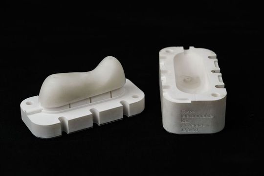 Wer sich Aufwand und Kosten bei der Entwicklung von Kunststoffteilen sparen will, sollte sich hier zu Gemüte führen, welche Vorteile sich ergeben, wenn man Prototypenformen additiv fertigt (Bild mit Teil) und die ersten Bauteile per manuellem Spritzguss aus Serienmaterial herstellt ...(Bild:  HoliMaker)