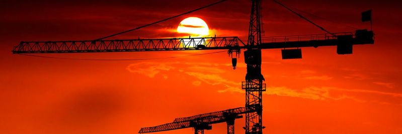 Auch für die teils stark individualisierten Anforderungen des Kranbaus können IIoT-Technologien eine Hilfe sein.(Bild:  gemeinfrei /  Pixabay)