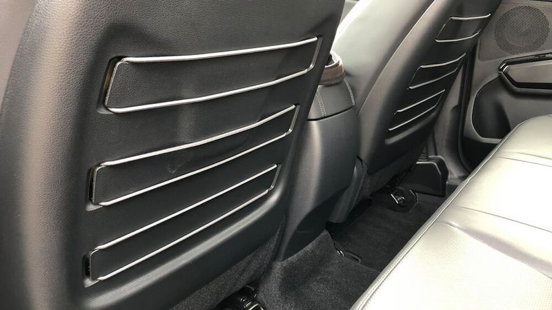 5. Gummiseile als Befestigungsmöglichkeit: Optisch sieht das ganz gut aus. Praktisch ist es dagegen nicht. Im Kofferraum macht das noch Sinn. An der Sitzrückseite wäre eine Tasche praktischer, denn so kann man nur leichte Sachen befestigen. Schwerere Dinge rutschen unten raus.  (Bild: Wehner - Vogel Communications Group)