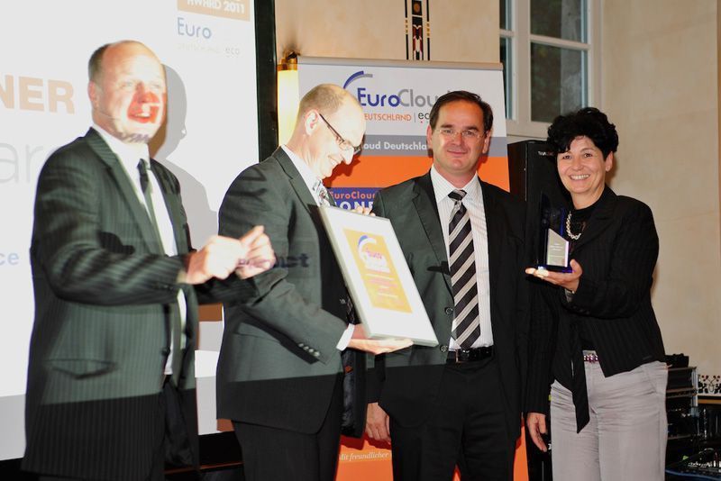 Die Preisverleihung des EuroCloud Deutschland Awards, rechts im Bild: Sonja Reindl-Hager, Marketing Direktor bei VMware mit Werner Nieberle, Geschäftsführer Vogel IT-Medien GmbH. (Archiv: Vogel Business Media)