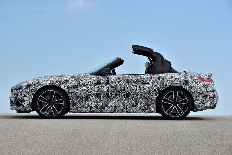 Damit den neuen Charakter des Z4 und die Wiederentdeckung der alten Ideale auch jeder auf Anhieb erkennt, hat BMW noch eine gravierende Änderung vorgenommen: Der Z4 fährt wieder mit klassischem Stoffverdeck vor. (BMW)