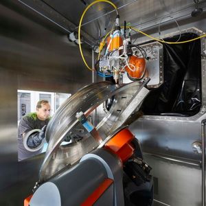 Hier wird ein Bauteil justiert, dass in der ProLMD-Anlage bei Kuka bearbeitet werden soll.