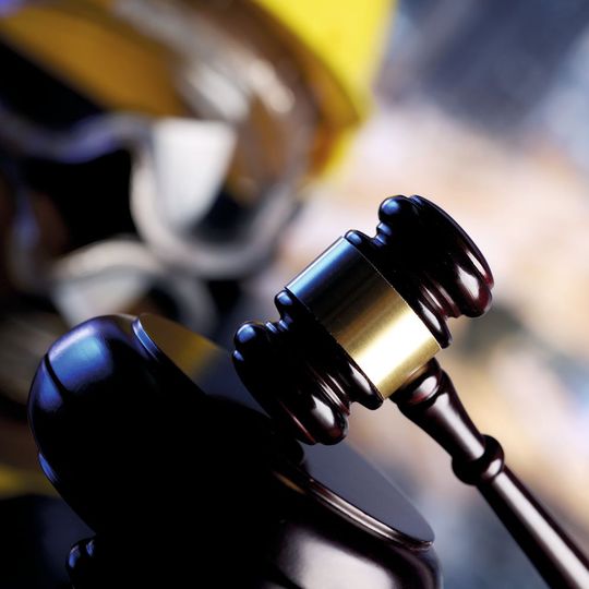 PROCESS Academy Seminar „Inbetriebnahme, Instandhaltung und Umbau von Maschinen und Anlagen“ schafft Rechtssicherheit.(Bild:  ©zolnierek - stock.adobe.com)