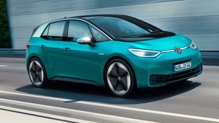 Eine neue Studie beweist, dass die Rabatte für Elektroautos zurückgefahren werden. Manche Verbrenner sind deutlich günstiger zu haben, wie die dpa erfahren hat. Auch eine politische Kehrtwende hat ihren Anteil daran. Lesen Sie ... (Bild: Volkswagen)