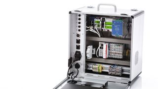 Koffertechnik: Ein kompletter, mobiler Raumautomations-Teststand für die Regleroptimierung per HiL-Test wurde von SANTOX in einen Koffer des Typs S2000 integriert. (Bild: Santox)