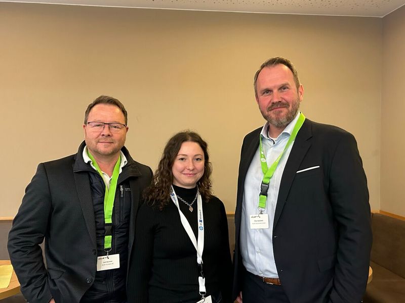 Die Also CCOs Tom Brunner (li.) und Mike Rakowski gemeinsam mit der IT-BUSINESS Redakteurin Mihriban Dincel (Bild: Vogel IT-Medien)