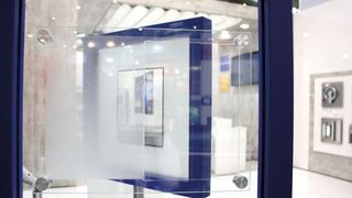 Sicherheitsscheiben von Hema sind jetzt auch kratzfest: Das SRIW-Panel mit harter, transparenter Perlucor-Keramik-Auflage soll ein Erblinden der Scheibe durch trockene Späne oder Strahlmedien wie Granat oder Korund verhindern. (Hema)