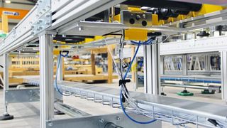 Oft ist eine Montagelinie, die die Vorteile sowohl der Elektrik als auch der Pneumatik nutzt, die wirtschaftlichere Lösung. (Krups Automation)