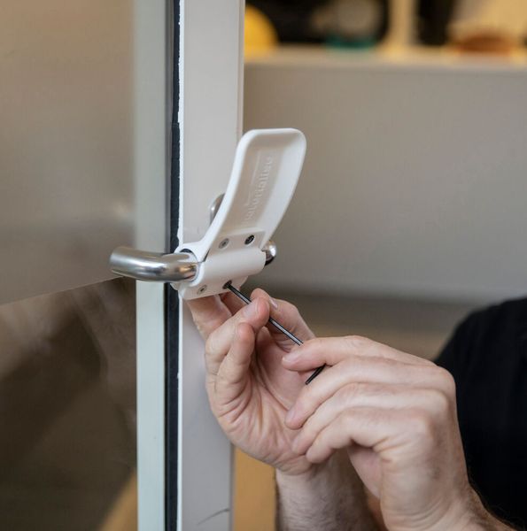 Die Montage erfolgt, ohne Löcher zu bohren oder den vorhandenen Türgriff zu ersetzen.  (Materialise)