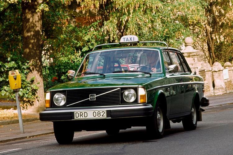 Beide Modelle hatte Jan Wilsgaard designt. Im Vergleich zu seinem Vorgänger bot der 240 einen verlängerten Bug mit MacPherson-Vorderachse und eine Zahnstangenlenkung, einen geänderten Grill und größere Rückleuchten.  (Bild: Volvo)