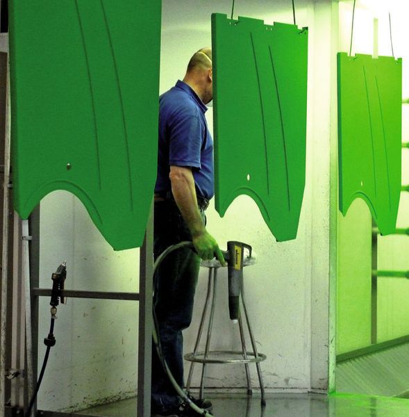 LTI beherrscht nicht nur die eigentlichen Fertigungstechnologien der Blech- und spanenden Bearbeitung, sondern auch die peripheren Bereiche der Oberflächentechnik und Logistik. Bild: Kuhn (Archiv: Vogel Business Media)