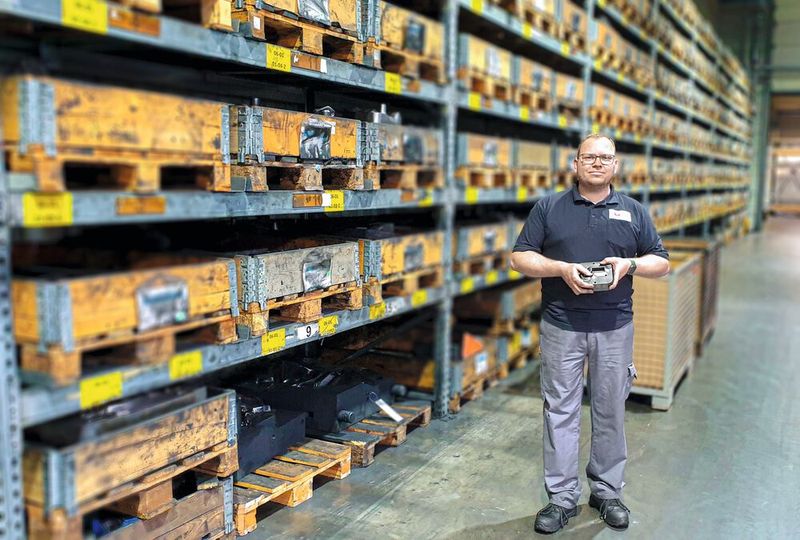 Als Leiter der Werkzeugfertigung kann Steffen Albrecht auf rund 500 Schmiedewerkzeuge zugreifen, die für die Produktion der UFT in Radebeul eingelagert sind. (Bild: Mapal)