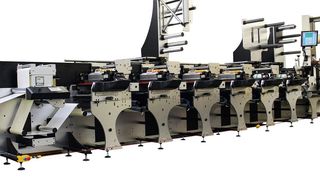 Rund 15 Kontrastsensoren steuern den Druck- und Schneidevorgang in einer Flexodruckmaschine FL-3 des britischen Herstellers Edale. (Bild: Edale)