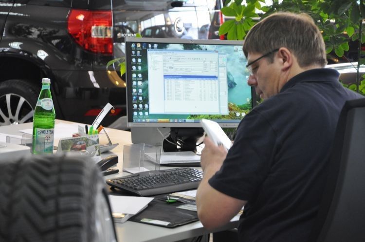 Die Verkäufer sind angehalten, den Interessenten je nach Uhrzeit der Anfrage idealerweise noch am selben Tag zu kontaktieren und ihm nach dem Abgleich mit dem Fahrzeugbestand ein konkretes Angebot zu unterbreiten. (Foto: Richter)