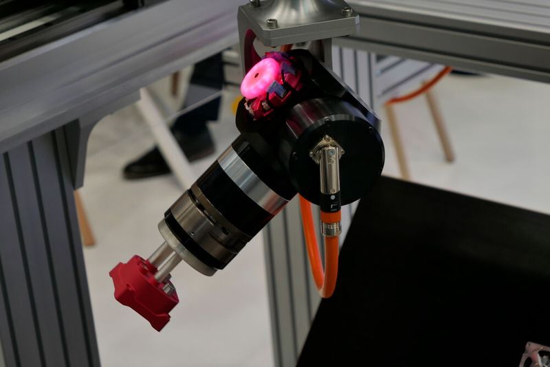 Synapticon stellte auf der SPS eine komplett neuen Produktlinie vor. Mit Somanet Integro kombiniert das Unternehmen den Servoantrieb, einen hochauflösenden, batteriefreien Multiturn-Geber sowie anspruchsvolle funktionale Sicherheit. Der integrierte Motor liefert die gleiche Leistung wie der gleiche Motor mit externem Servoantrieb. Der Hersteller verspricht zudem ein Vielfaches an Leistungsdichte im Vergleich zu bestehenden integrierten Servomotoren. Der Serienstart ist für das vierte Quartal 2024 geplant. (Bild: Sandro Kipar/VCG)